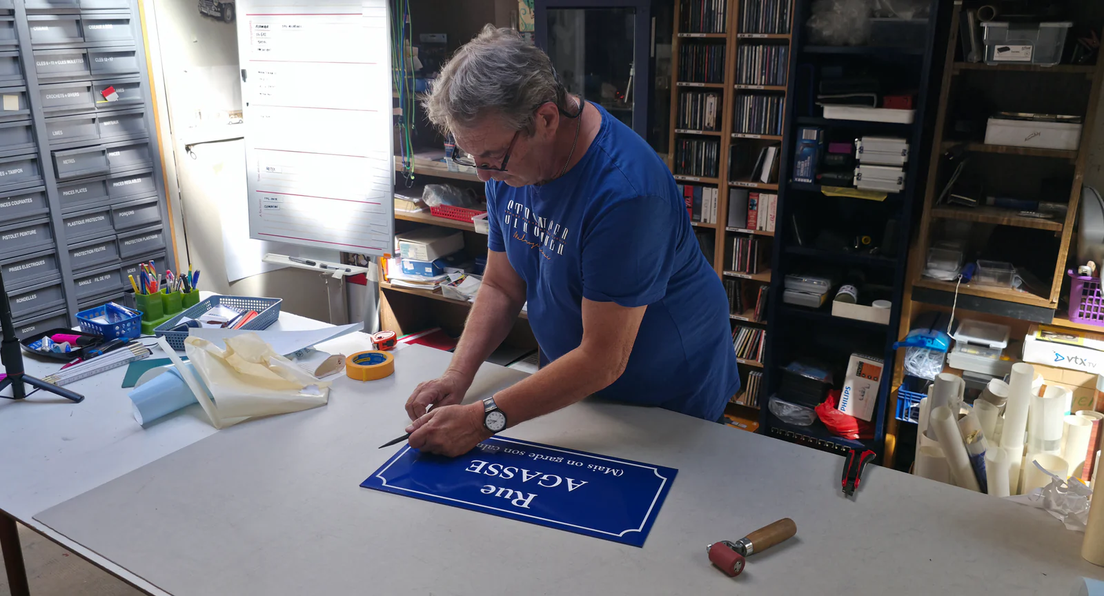 Michel Favre réalise une plaque Ma Rue Signature dans son atelier